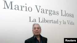 Mario Vargas Llosa bir kitab sərgisində, 2009