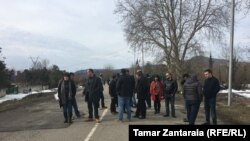 Поддержать супругу Георгия Лукава на мост через Ингури пришли около десяти человек – в основном ветераны и представители бывшей партии власти