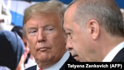 Donald Trump (stânga) și Recep Tayyip Erdogan (dreapta), la summitul NATO, 11 iulie 2018