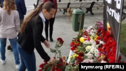 В Ялте возложили цветы к мемориалу в одно время с траурной панихидой в Керчи, 19 октября 2018 года
