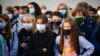 Илустративна фотографија - Ученици носат заштитни маски додека слушаат предавање во средното училиште Франсоа-Жиру во Винсен, источно од Париз. 