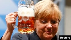 Angela Merkel, un toast după reuniunea electorală de la Dachau