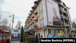 Косово- изборни рекламни плакати во Приштина