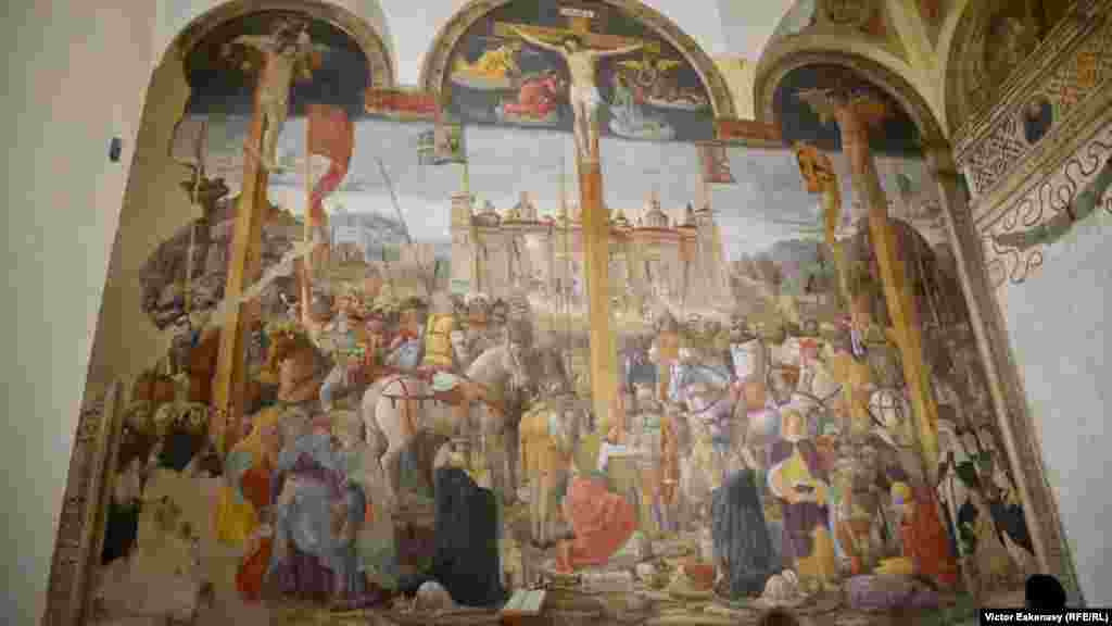 Pe peretele opus Cinei cea de Taină, fresca lui Donatus Montorfano, Crucificarea (1495).