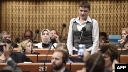 Украинская военнослужащая Надежда Савченко выступает с речью в Парламентской ассамблее Совета Европы (ПАСЕ).