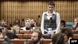 Надежда Савченко на заседании ПАСЕ