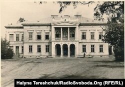 Палац Бадені у роки німецької окупації. Фото з архіву Краєзнавчого музею у Буську