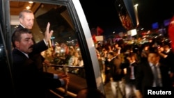 Режеп Тайып Ердоған әуежайда қолдаушыларымен амандасып тұр. Стамбул, 7 маусым 2013 жыл.
