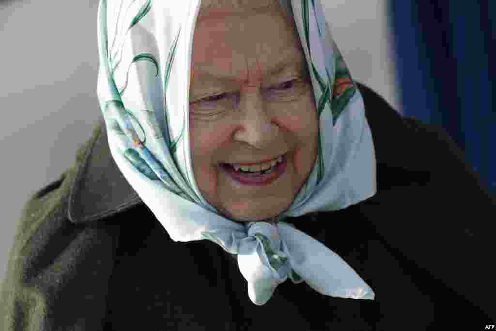 ВЕЛИКА БРИТАНИЈА - Британската кралица Елизабета Втора денеска дискретно го прослави својот роденден без традиционалното почесно славење што таа го гледа како несоодветно среде епидемија на коронавирус во која починаа неколку илјади луѓе во Британија. Кралицата денеска полни 94 години. Нејзиниот роденден се одбележува секоја година со почесна стрелба во Лондон и Виндзор, околу 40 километри оддалечен од главниот град.