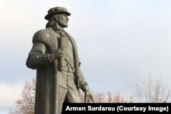 Памятник «Роману Шатиле» также сделали Ленина. Его установили возле здания исполкома