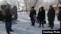 Местные активисты проводят День памяти жертв событий в Жанаозене. Караганда, 16 декабря 2012 года. Фото Ларисы Чен. 