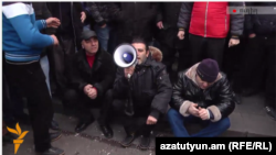 Сдячий пикет участников акции протеста перед зданием правительства, Ереван, 30 января 2015 г.