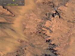 Марстын бетиндеги Ньютон кратеринин көрүнүшү. 5-август, 2011