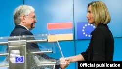 The EU foreign policy chief, Federica Mogherini, and Armenian Foreign Minister Edward Nalbandian shake hands after a joint news conference in Brussels, 23May2017.