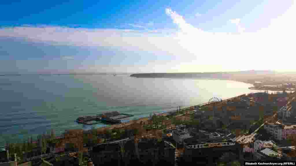 Вид на Керчь с Митридатской лестницы. В правой части фотографии, если очень хорошо присмотреться, можно увидеть, как возводят Керченский мост