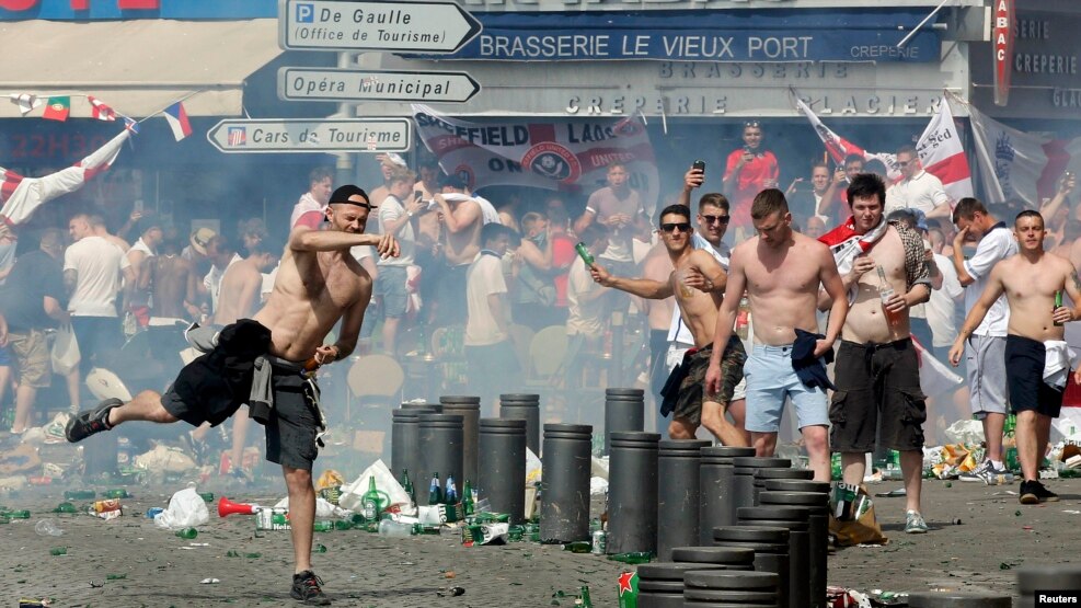 Dhuna midis tifozëve rusë dhe anglezë në Marsejë.