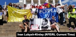 Активісти вийшли з банерами «Свободу Сенцову» та «Крим – це Україна»