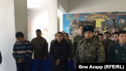 Обвиненные в «нарушении уставных правил несения внутренней службы или патрулирования в гарнизоне» офицеры воинской части 6655 в городе Актобе Каиргали Оразжанов (слева) и Кайнарбек Тастамбеков (в черном) во время оглашения приговора по их делу. Актобе, 18 января 2017 года.