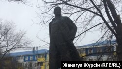 Памятник Ленину в городе Актобе. 7 ноября 2017 года.