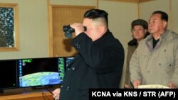 کیم جونگ اون گفته توسعه سیستم تسلیحاتی برای ارتش کره شمالی اهمیت دارد (عکس از آرشیو)