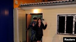 Nadejda Tolokonikova la ieșirea din închisoare, la Krasnoiarsk