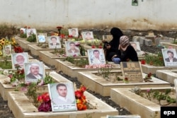 Свежие могилы на кладбище в йеменской столице Сане. 5 апреля 2015 года