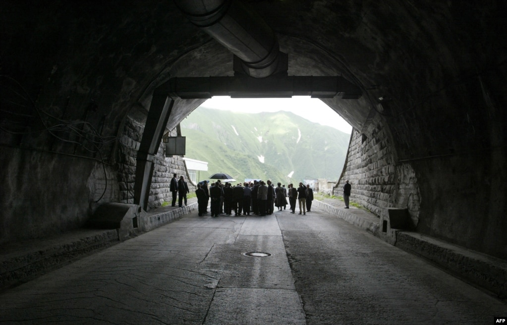 За місяць до війни, 8 липня 2008 року, члени місії ОБСЄ разом із фактичним президентом самопроголошеної Південної Осетії Едуардом Кокойти, відвідали Рокський тунель на грузинсько-російському кордоні. Того ж дня південноосетинські сепаратисти звільнили чотирьох полонених грузинських військових