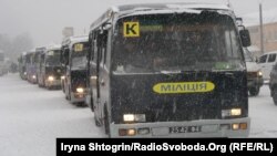 Люди заблокували частину автобусів з внутрішніми військами у Василькові