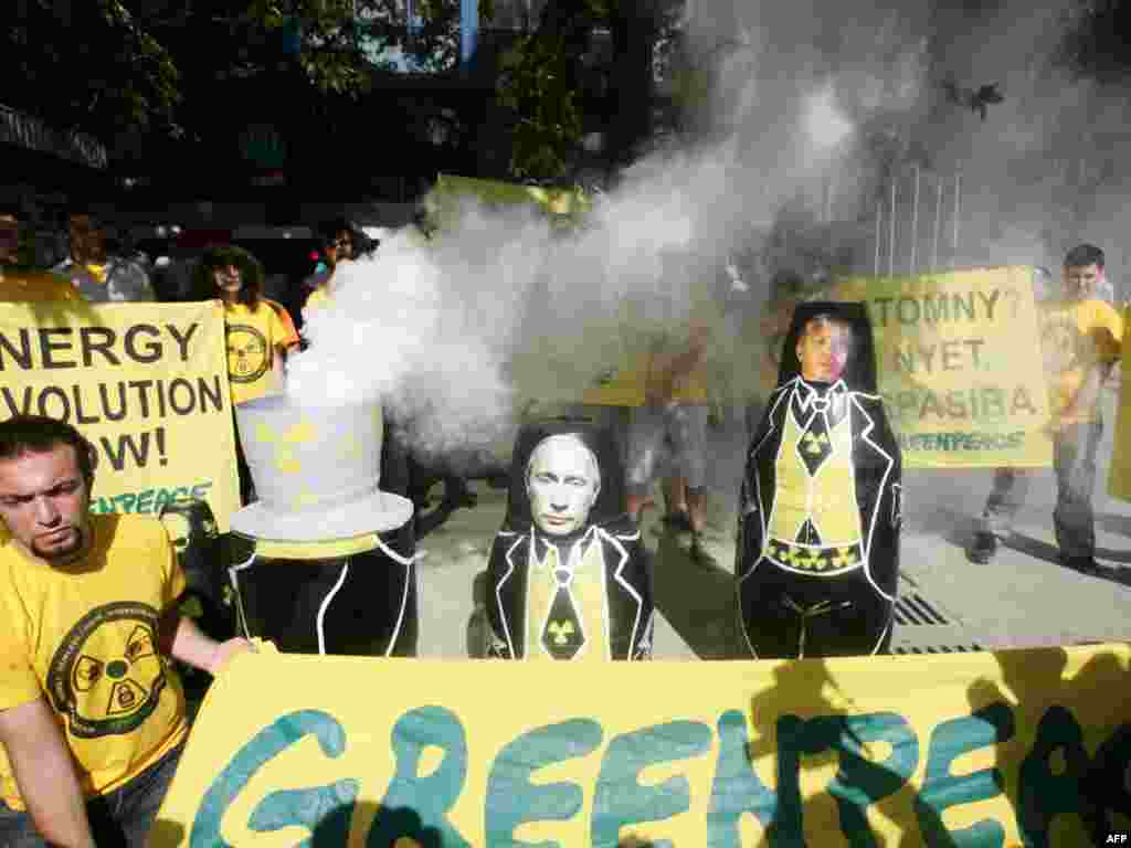 Члены Greenpeace Турции протестуют против предложения Владимира Путина помочь со строительством АЭС в Анкаре