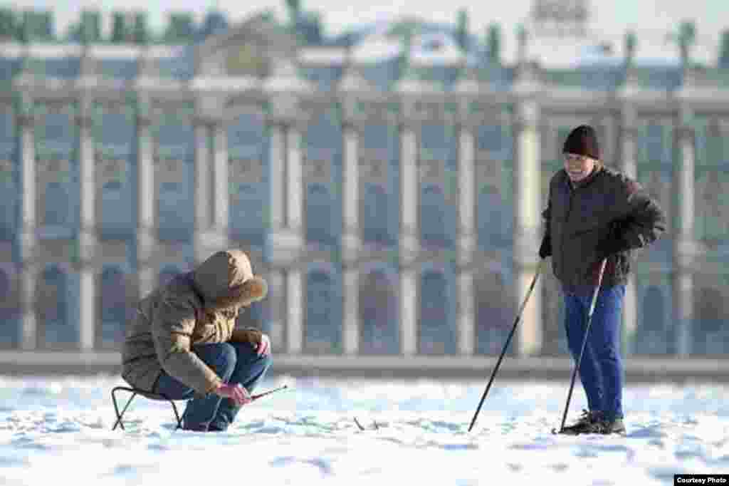 Photo: Alexander Belenky, "The St. Petersburg Times" - Fishing on the Neva River in front of the Winter Palace