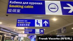 Minsk hava limanında yalnız belarusca yazı yoxdur