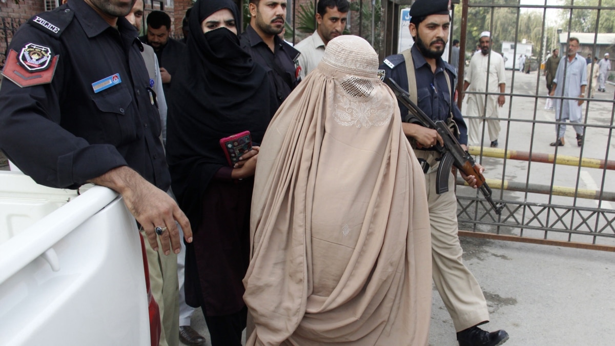 Pakistan Delays Deportation Of Green Eyed Afghan Girl 