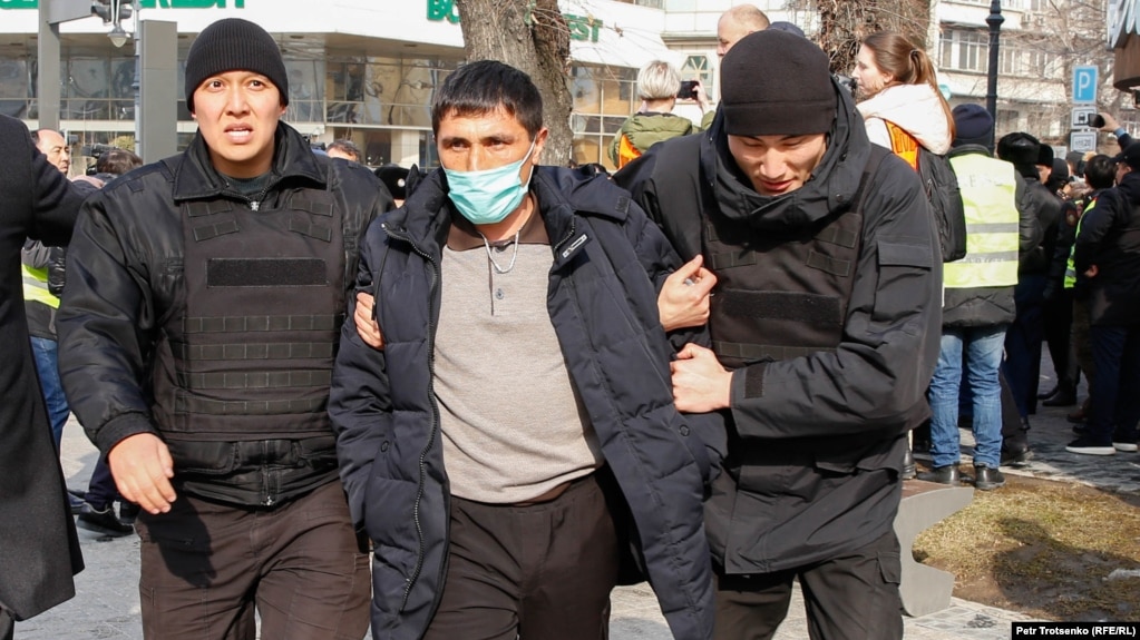 Полицейские задерживают мужчину во время митингов. Алматы, 22 февраля 2020 года. Иллюстративное фото.