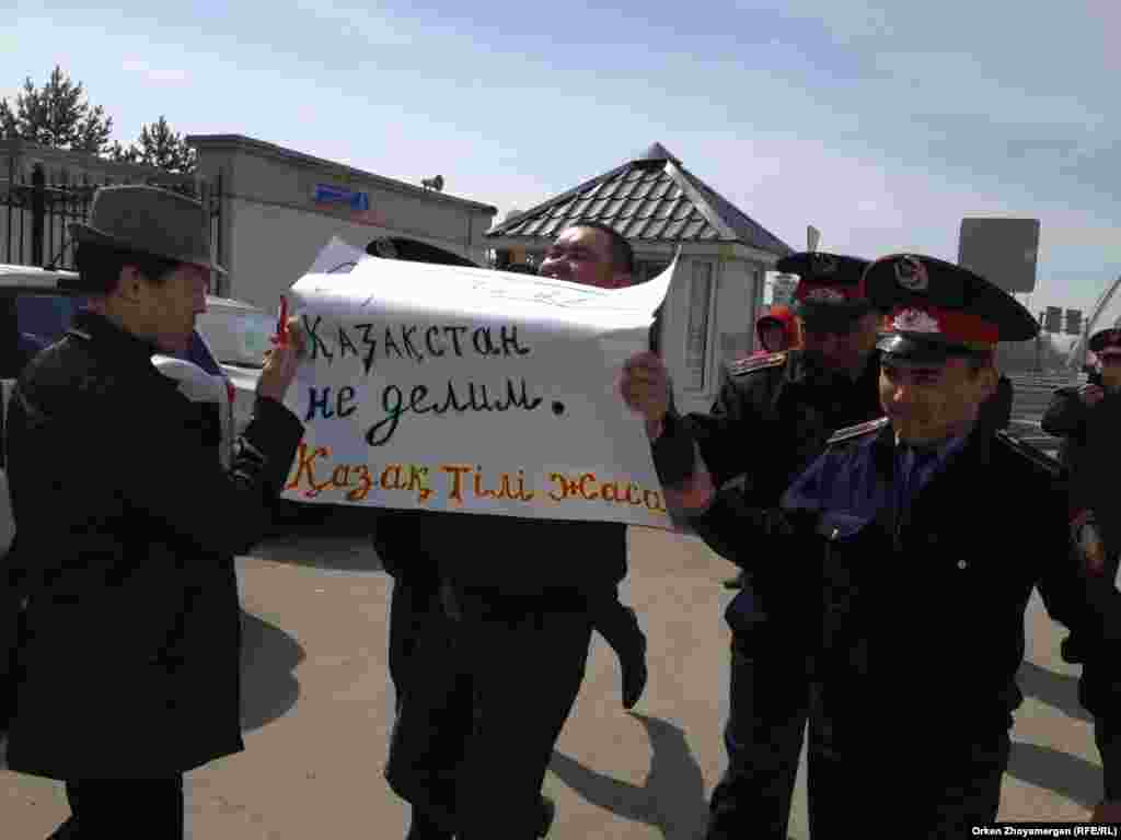 В Астане 14 апреля полицейские задержали гражданского активиста Муратбека Аргынбекова, устроившего одиночный пикет у посольства России против вхождения Казахстана в Евразийский экономический союз и высказываний российских политиков Владимира Жириновского и Эдуарда Лимонова. 