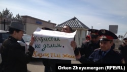 Полицейские задерживают Муратбека Аргынбекова. Астана, 14 апреля 2014 года.