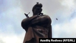 Üzərinə quş qonmuş heykəl. 06dek2016