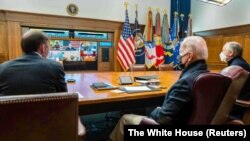 Американският президент Джо Байдън (в средат) по време на срещата в имението Кейп Дейвид в събота