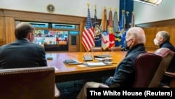 Американскиот претседател Џо Бајден одржува состанок со неговиот тим за национална безбедност за руско-украинската криза, во Кемп Дејвид, во Мериленд, САД, 22 јануари 2022 година
