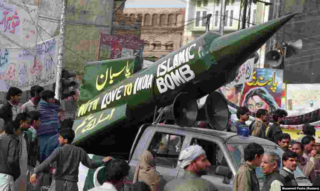 A demonstration in Pakistan in 1998. That year, both India and Pakistan acquired nuclear weapons, further raising the stakes in the ongoing dispute over Kashmir.