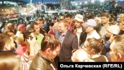 Андрей Ищенко (в центре) на акции пртеста во Владивостоке