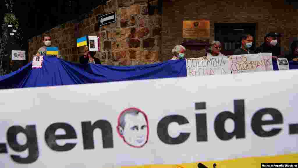 Хора протестират срещу войната и пред посолството на Русия в Богота, Колумбия. На плаката пише &quot;Геноцид&quot;.