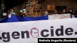 Одна из первых демонстраций против вторжения России в Украину в столице Колумбии Боготе. 26 февраля 2022 года