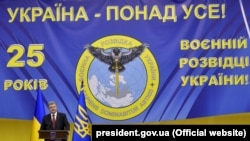 Президент України Петро Порошенко виступає під час урочистих заходів з нагоди 25-річчя створення воєнної розвідки України, 7 вересня 2017 року (ілюстраційне фото)