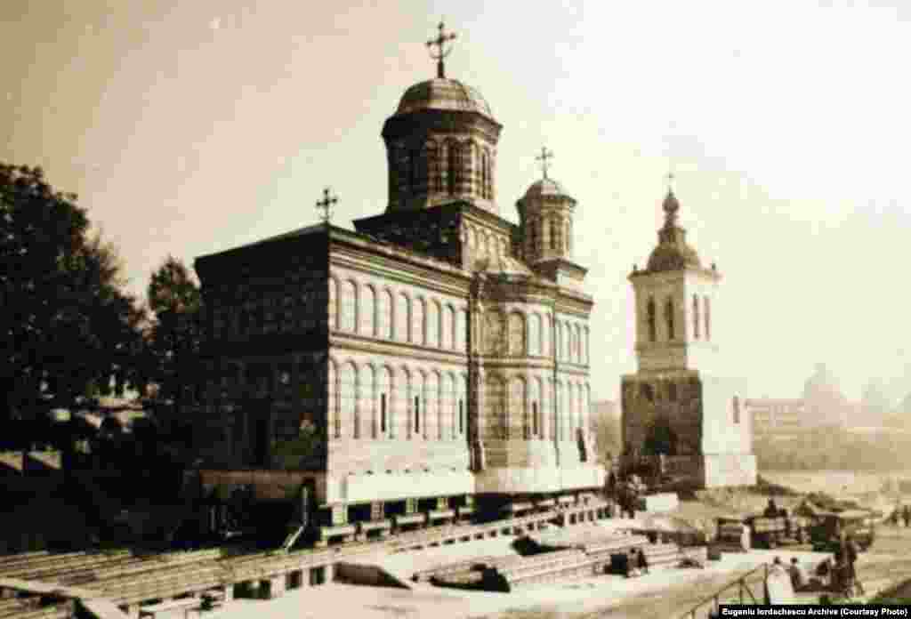 Mânăstirea Mihai Vodă a fost mutată în același timp cu turnul de la intrare în 1985.