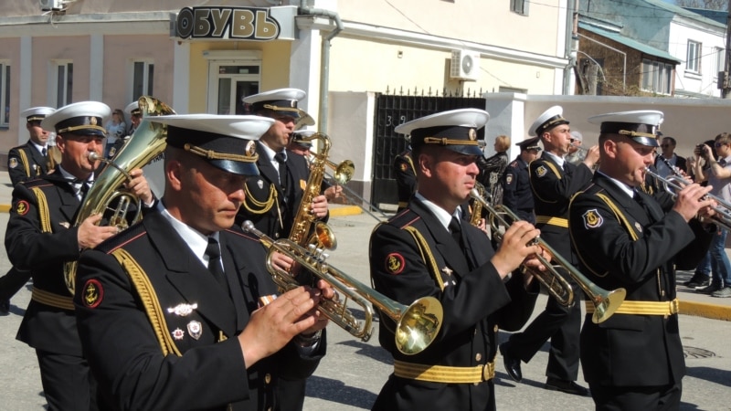 Коронавирус: в Керчи устроили парад под окнами ветерана (+видео)