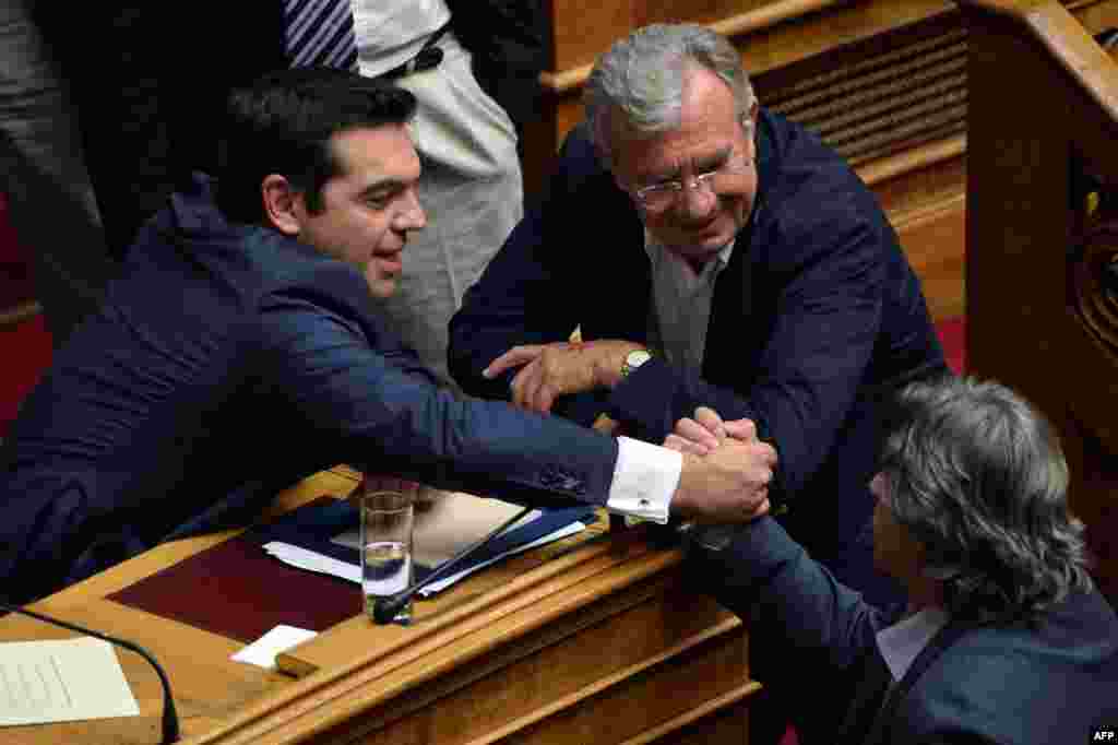 ГРЦИЈА - Пратеникот од партијата Река, Спирос Данелис, по успешно изгласаните уставни измени во македонското Собрание и во пресрет на ратификацијата на Договорот од Преспа во грчкиот Парламент, изјави дека сега Грција е на ред.