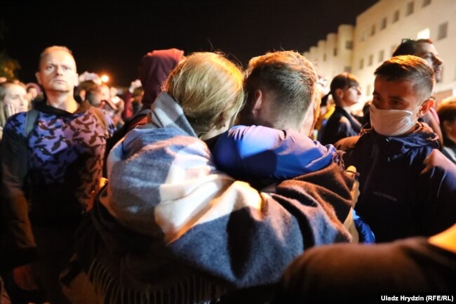 Минск, вечер 13 августа, освобождение задержанных из изолятора на улице Окрестина