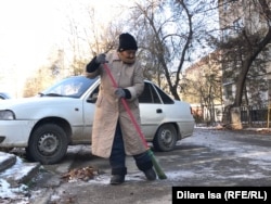 Улмекен Серикбаева подметает двор многоэтажки. Шымкент, 14 ноября 2018 года.