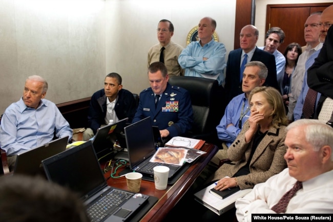 Bivši američki predsjednik Barack Obama, tadašnji potpredsjednik Joe Biden, sekretar odbrane Robert Gates i državna sekretarka Hillary Clinton zajedno sa nacionalnim sigurnosnim timom u Bijeloj kući dok čekaju informaciju o misiji u kojoj je ubijen Osama bin Laden.
