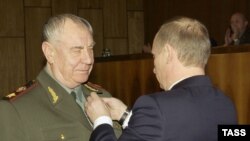 Rusiya Prezidenti Vladimir Putin (sağda) və Dmitry Yazov